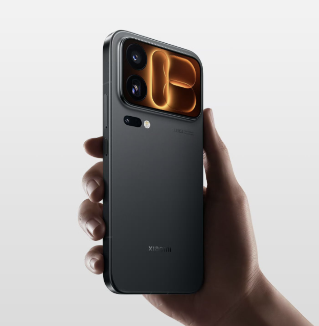 Détail du panneau arrière d'un Xiaomi 18 Pro en gris foncé avec une illustration abstraite orange.