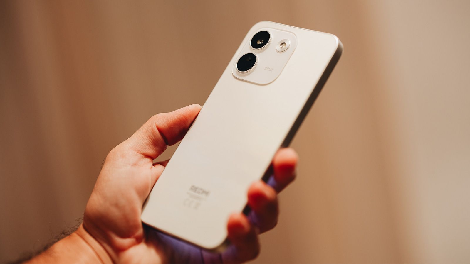 Vue arrière du Redmi Note 17 Pro Max 5G en blanc avec un module de double caméra circulaire.