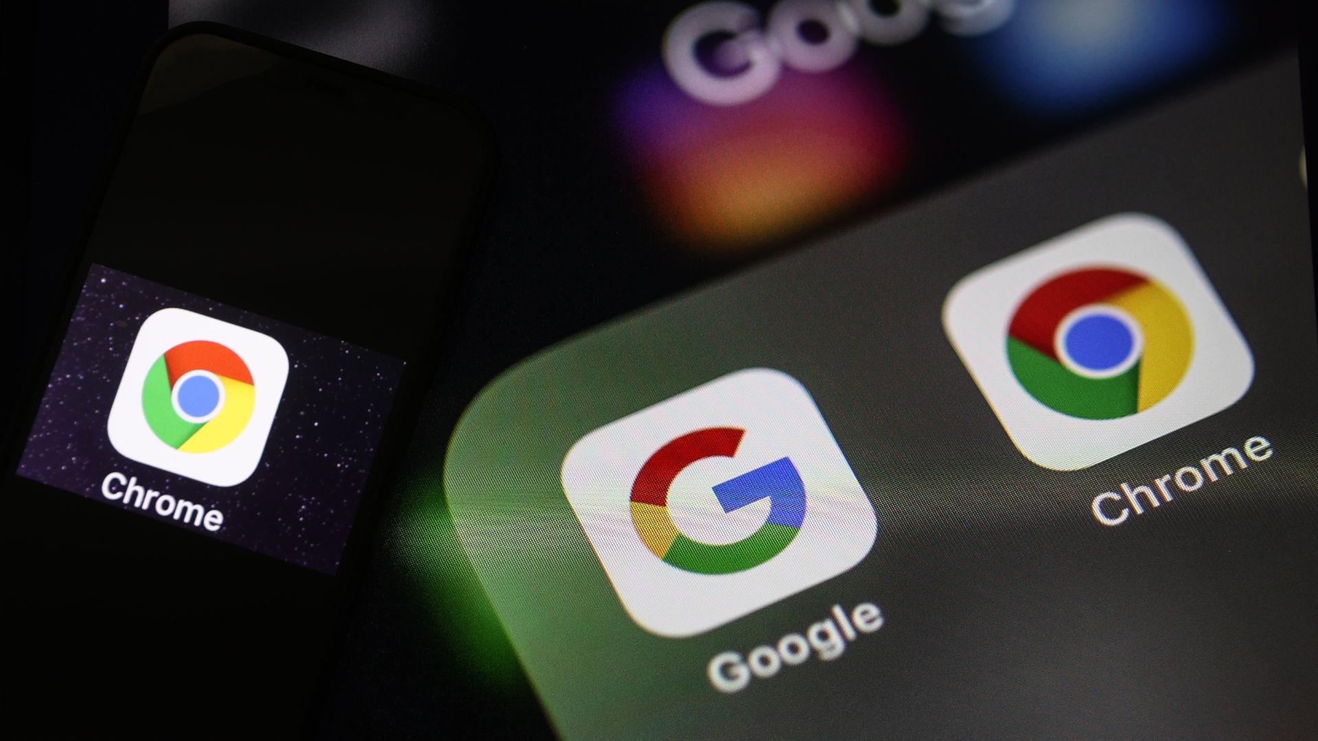 ANKARA, TURQUIE - SEPTEMBRE 06: Illustration illustrant le logo de Chrome affiché sur l'écran d'un téléphone mobile devant un écran d'ordinateur à Ankara, Turquie, le 06 septembre 2023.