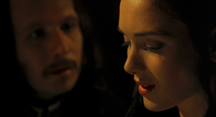 Un homme regarde une femme dans Bram Stoker's Dracula.