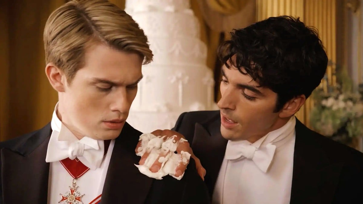 Nicholas Galitzine dans le rôle du Prince Henry et Taylor Zakhar-Perez dans le rôle d'Alex Claremont-Diaz dans Red, White, and Royal Blue