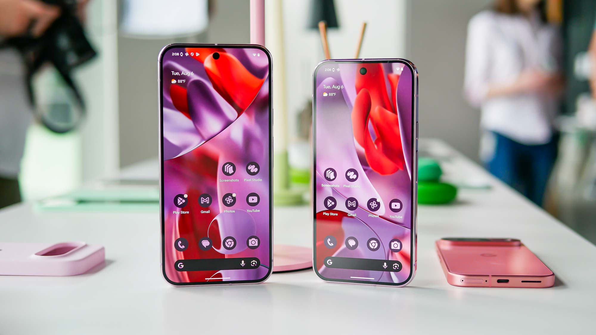Pixel 9 Pro et Pixel 9 Pro XL tenus en main.