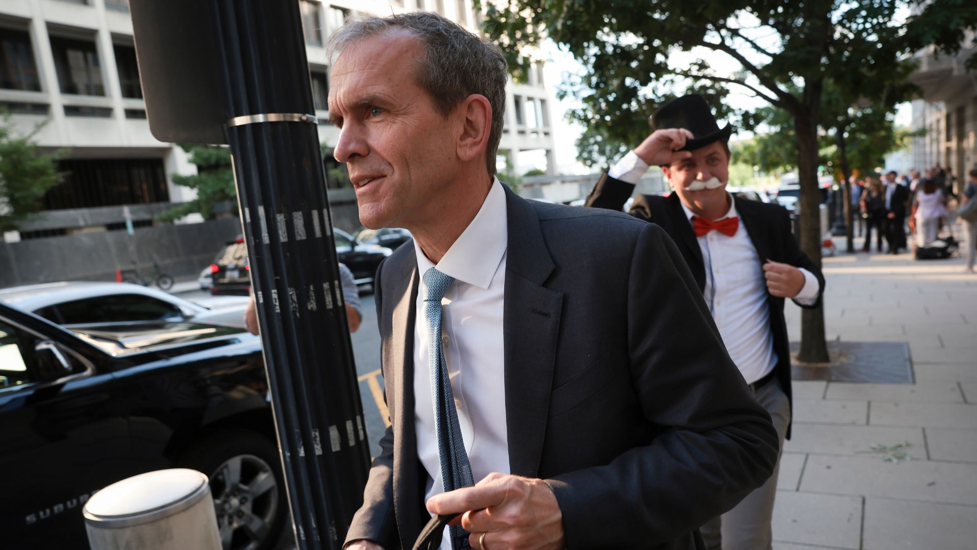 WASHINGTON, DC - SEPTEMBER 12: Kent Walker, Président des affaires mondiales chez Google et Alphabet, suivi par Ian Madrigal déguisé en 'homme du monopole' au tribunal fédéral le 12 septembre, à Washington, DC.