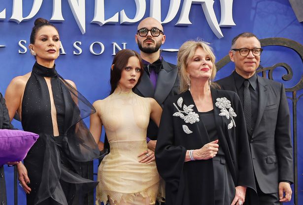 Catherine Zeta-Jones aux côtés de Jenny Ortega et Joanna Lumley lors de la série