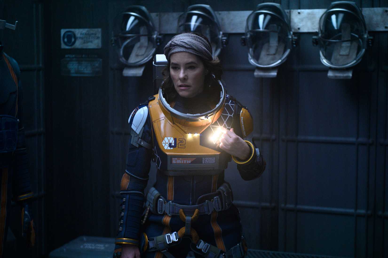 Parker Posey dans une combinaison spatiale sans casque, effrayée dans Perdus dans l'Espace saison 2