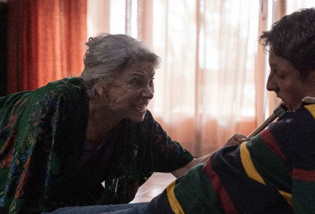 Kiti Manver dans le rôle d'Isabel et Carlos Scholz dans celui de Beltrán