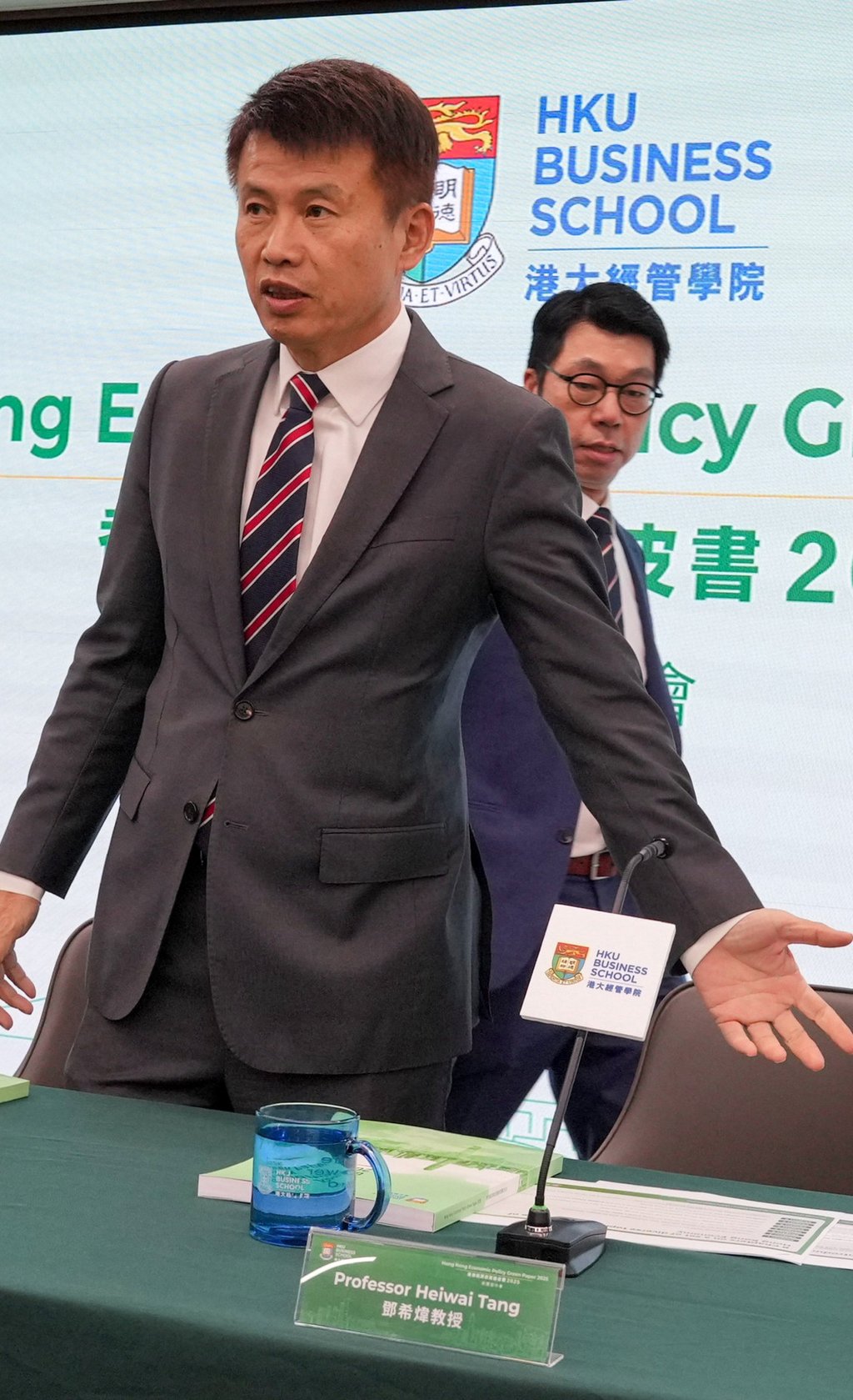 Le professeur Cai Hongbin, doyen de la faculté de commerce de l'Université de Hong Kong