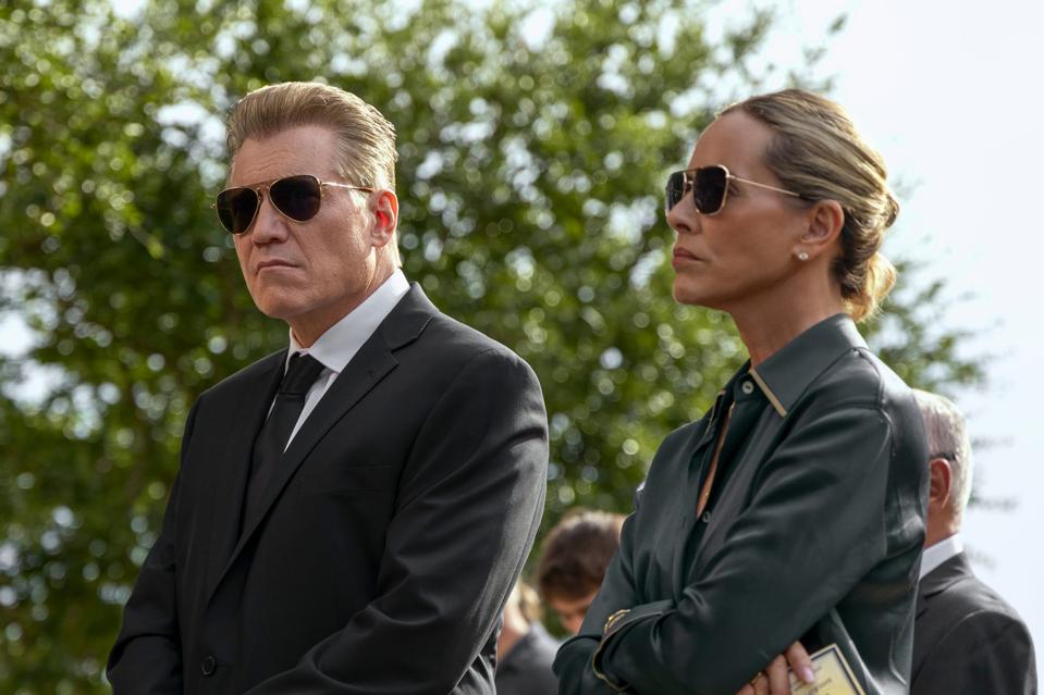 The Waterfront. (L to R) Holt McCallany dans le rôle d'Harlan Buckley, Maria Bello dans le rôle de Belle Buckley dans l'épisode 104 de The Waterfront.