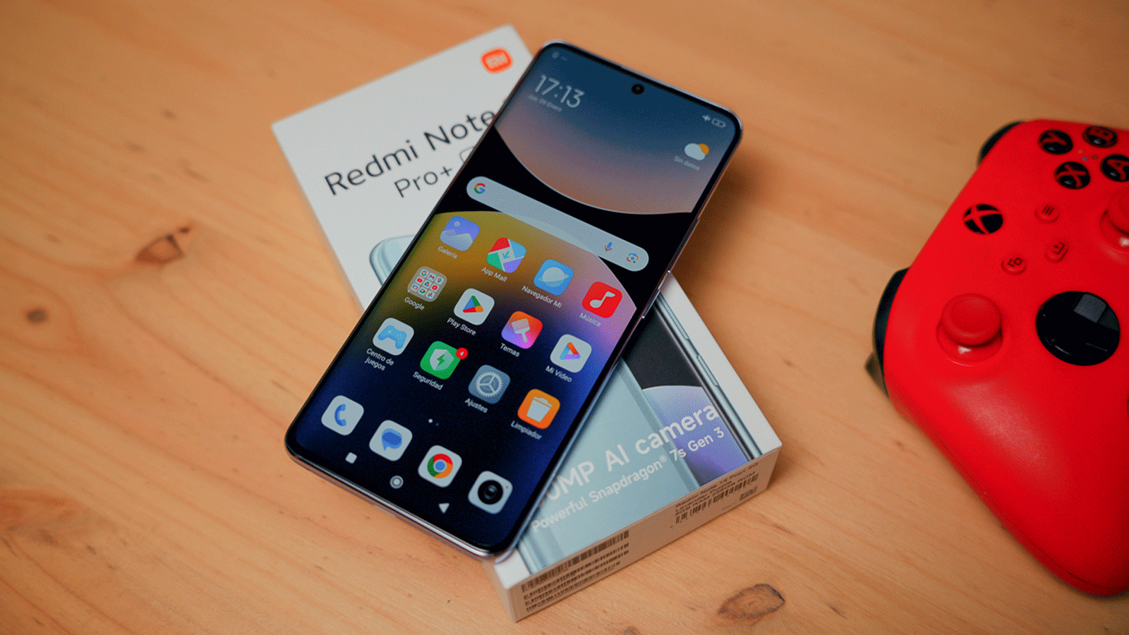 Redmi Note 14 Pro+ junto a la caja y mando
