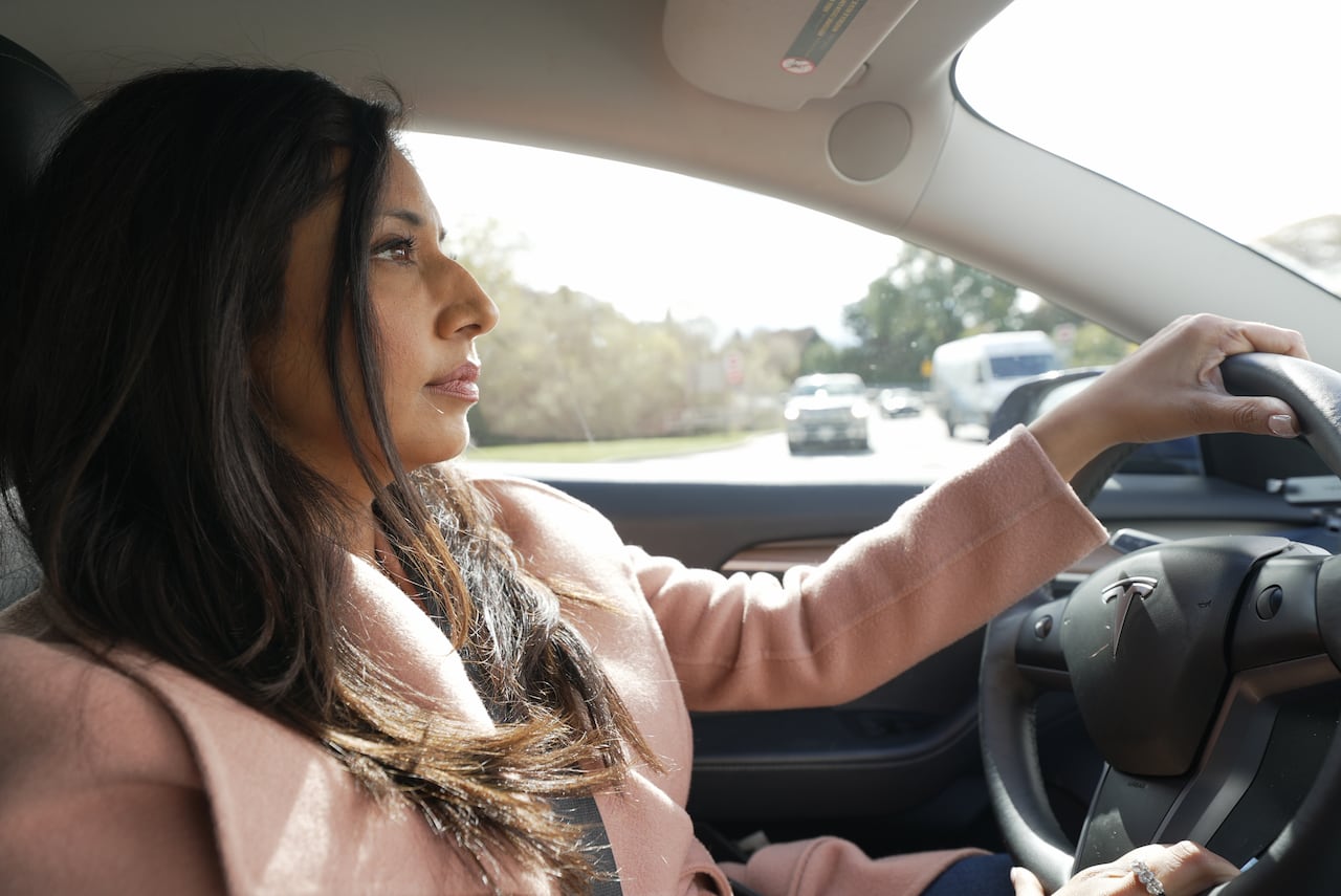 Photo d'une femme conduisant une Tesla