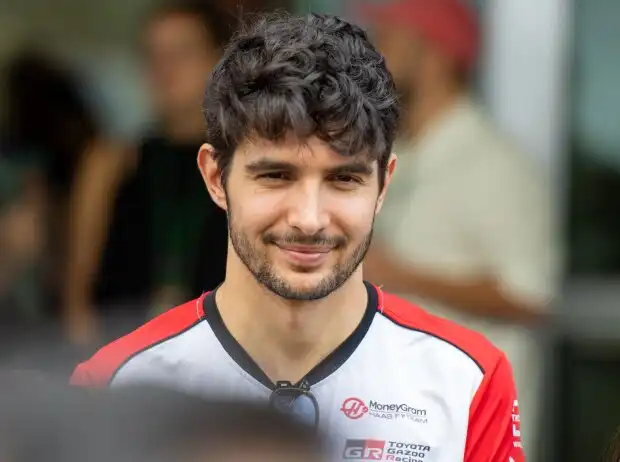 Esteban Ocon rendant hommage à l’importance de la scolarité. Esteban Ocon rendant hommage à l’importance de la scolarité.