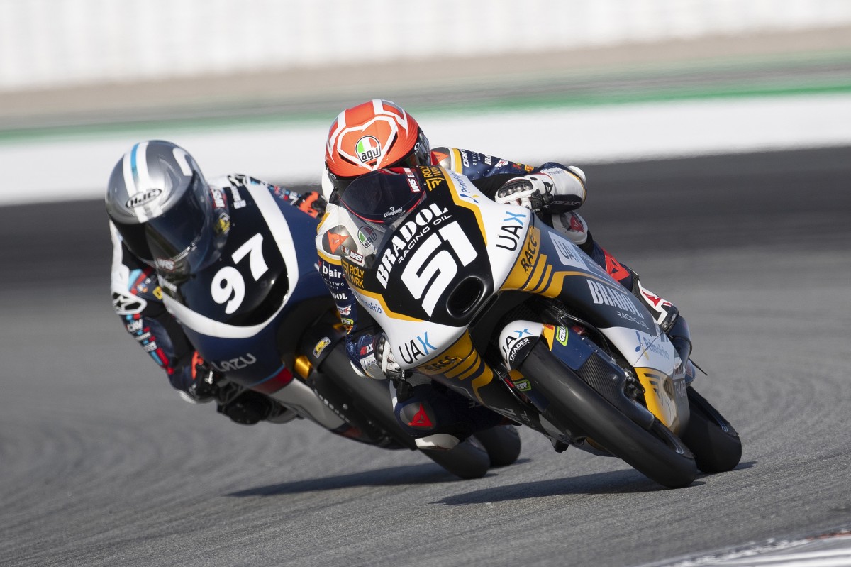 Brian Uriarte tente de contenir Marco Morelli en finale FIM JuniorGP 2025
