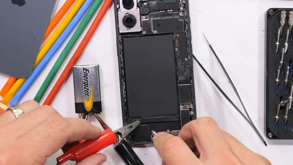 Démontage de l'iPhone 17 confirme un processus familier et des prix de composants élevés