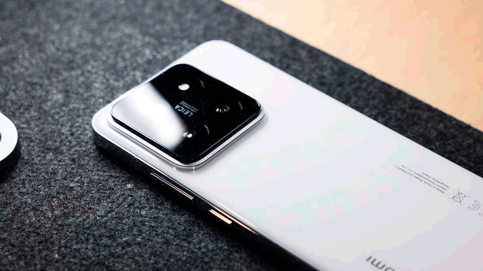 Design du Xiaomi 15 sur la table