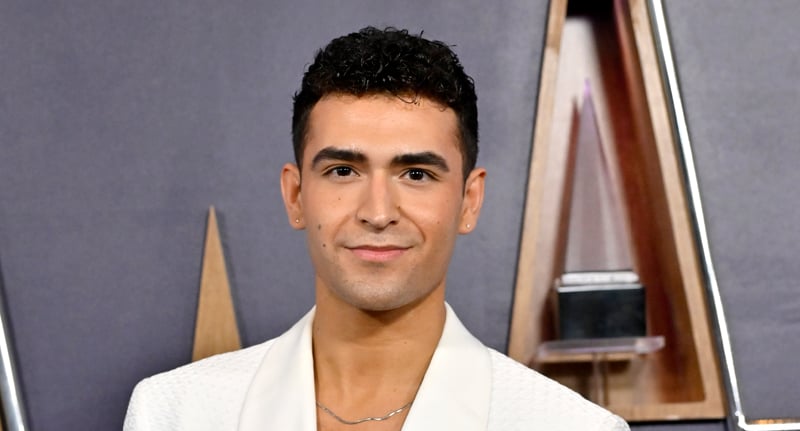 Ezra Sosa de DWTS accepte de sortir avec une fan qui lui a demandé en TikTok !