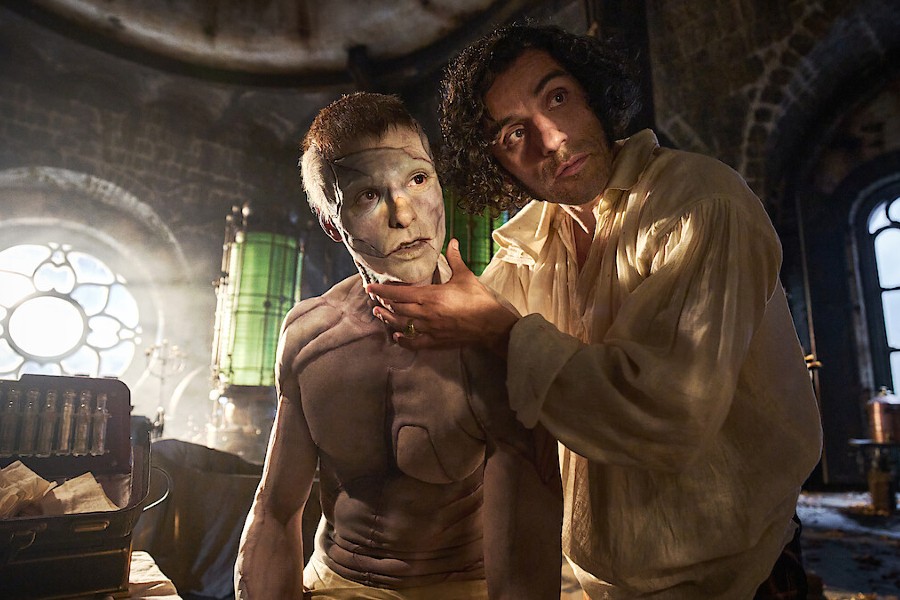 Jacob Elordi et Oscar Isaac dans Frankenstein