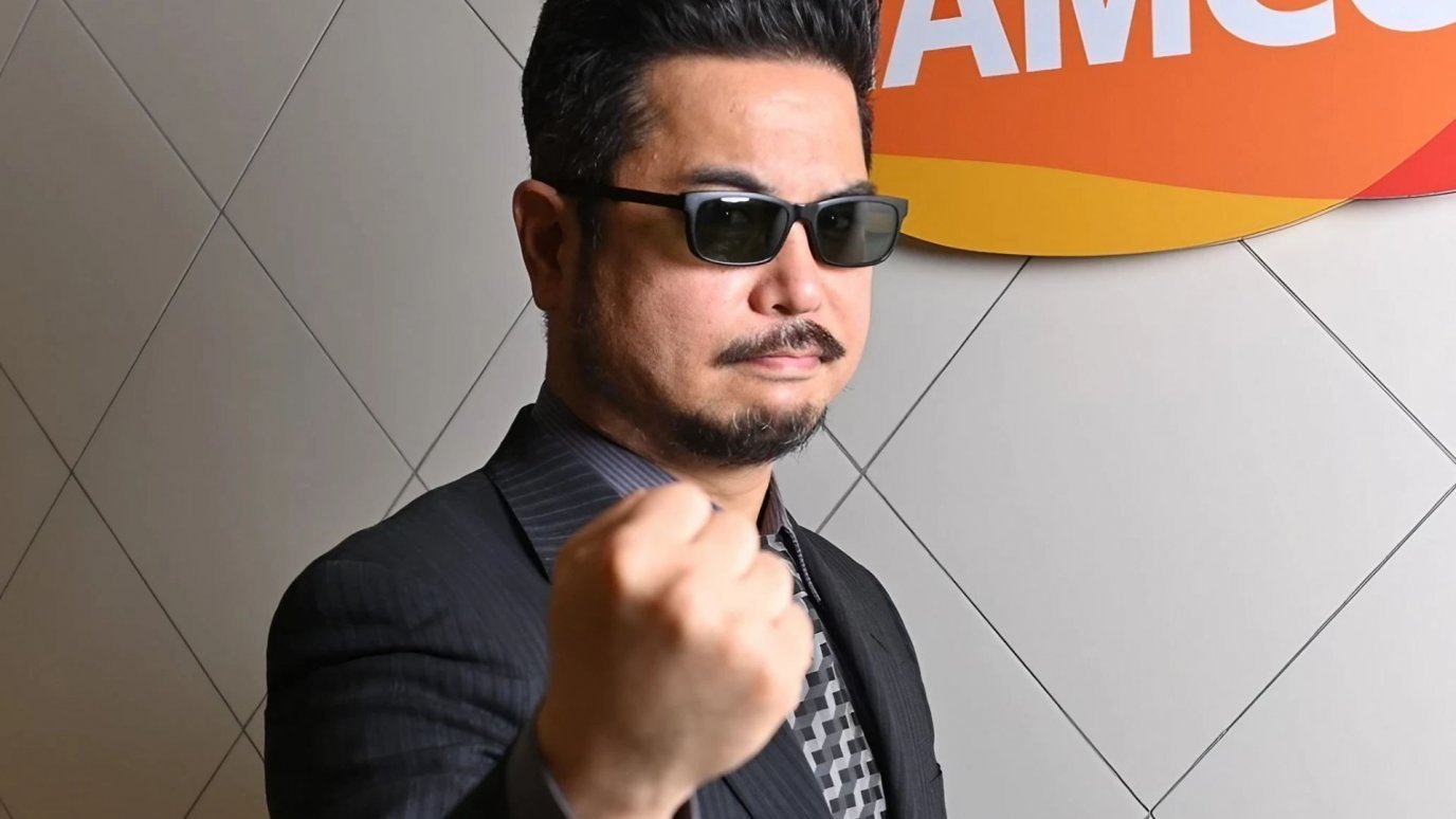 Katsuhiro Harada avec un poing serré et une expression satisfaite