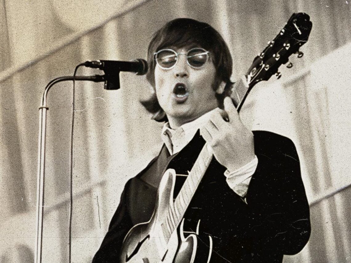 John Lennon en concert avec les Beatles à Hambourg, 1966