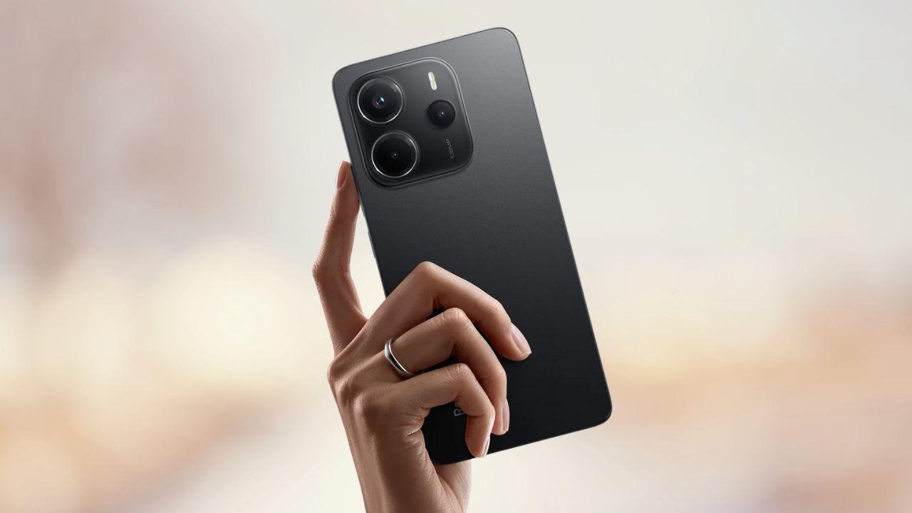 Une personne tenant le smartphone Xiaomi Redmi Note 14 en noir