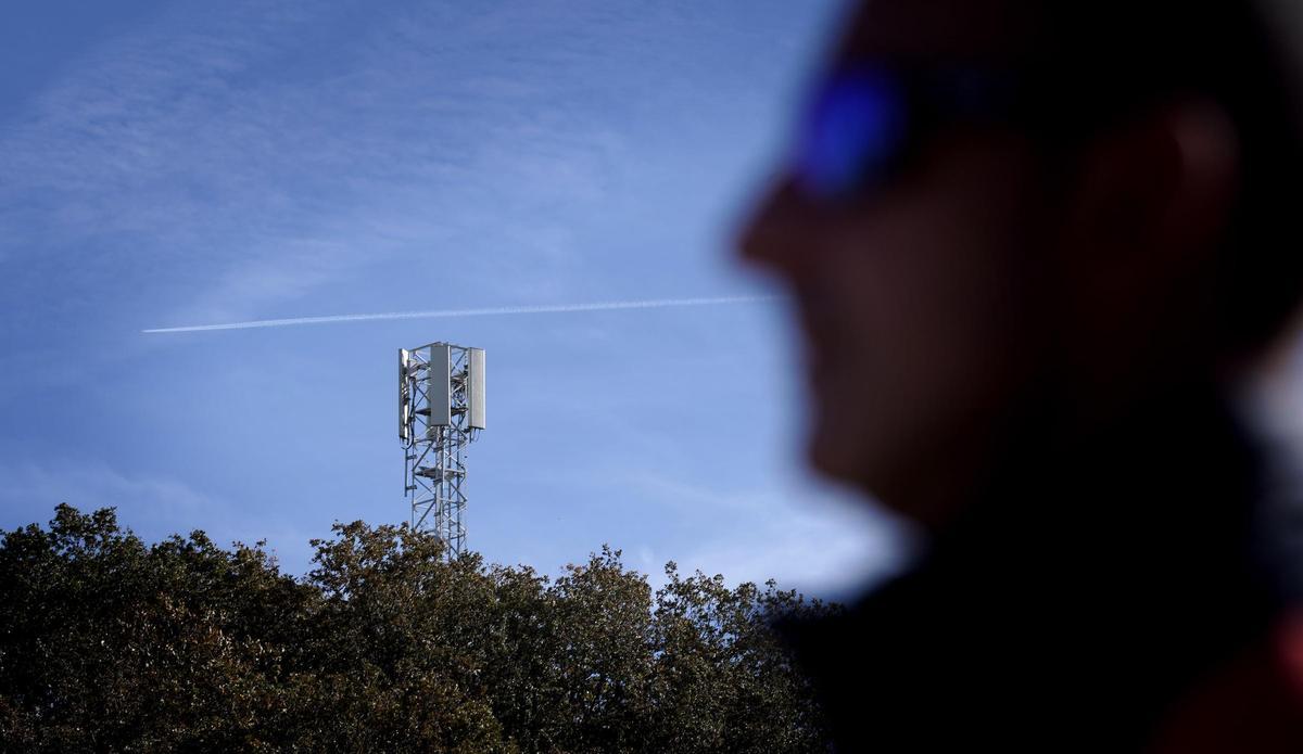 Image d'une antenne de téléphonie en zone rurale.