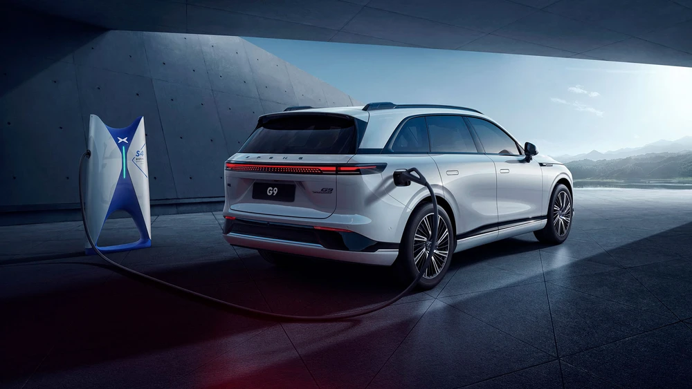 Modèle SUV XPeng G9 à une station de recharge