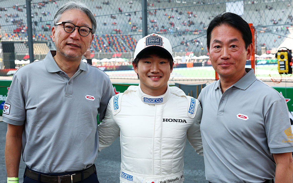 Yuki Tsunoda et des dignitaires de Honda avant le GP du Mexique