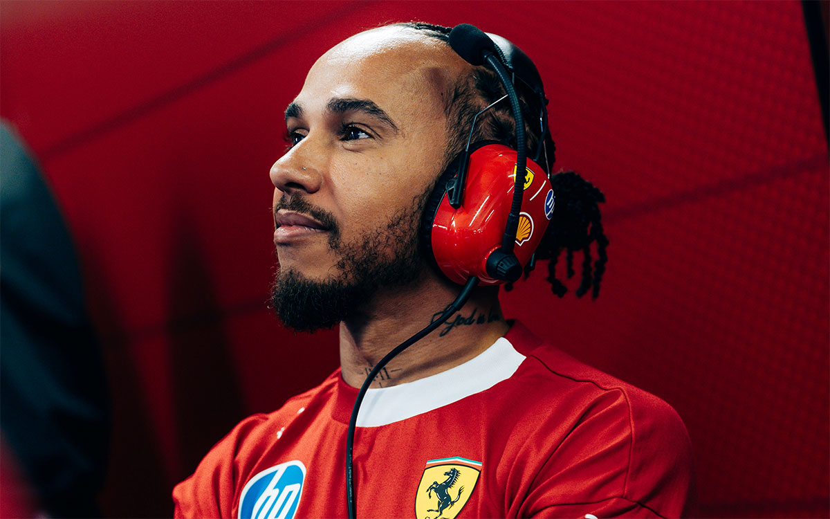 Lewis Hamilton observe les performances d'Arthur Leclerc dans le garage