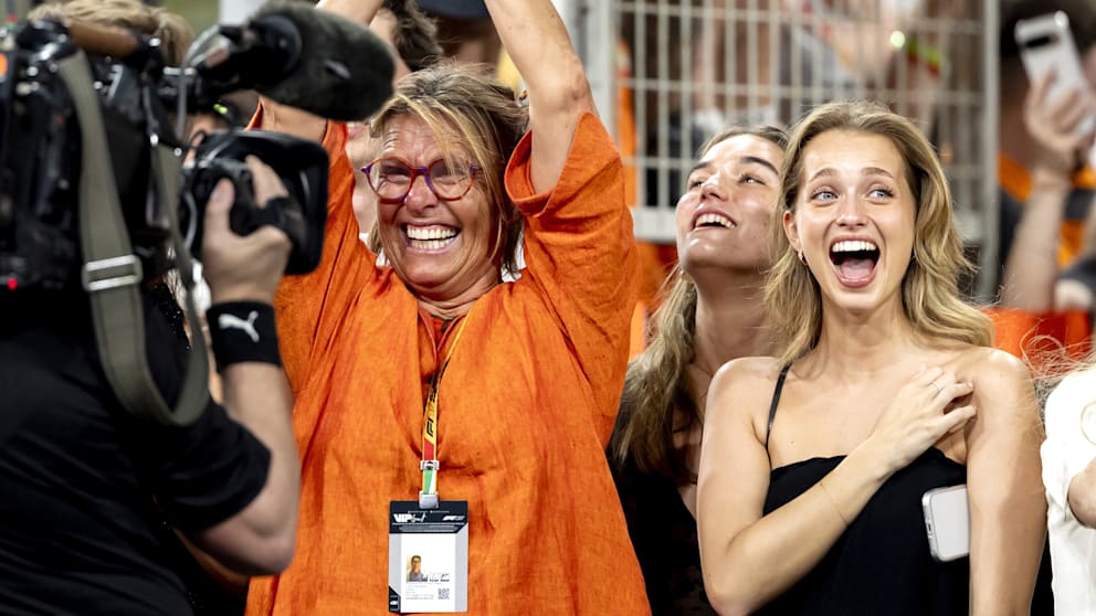 Margarida et la mère de Norris, Cisca, partagent la joie de la victoire.