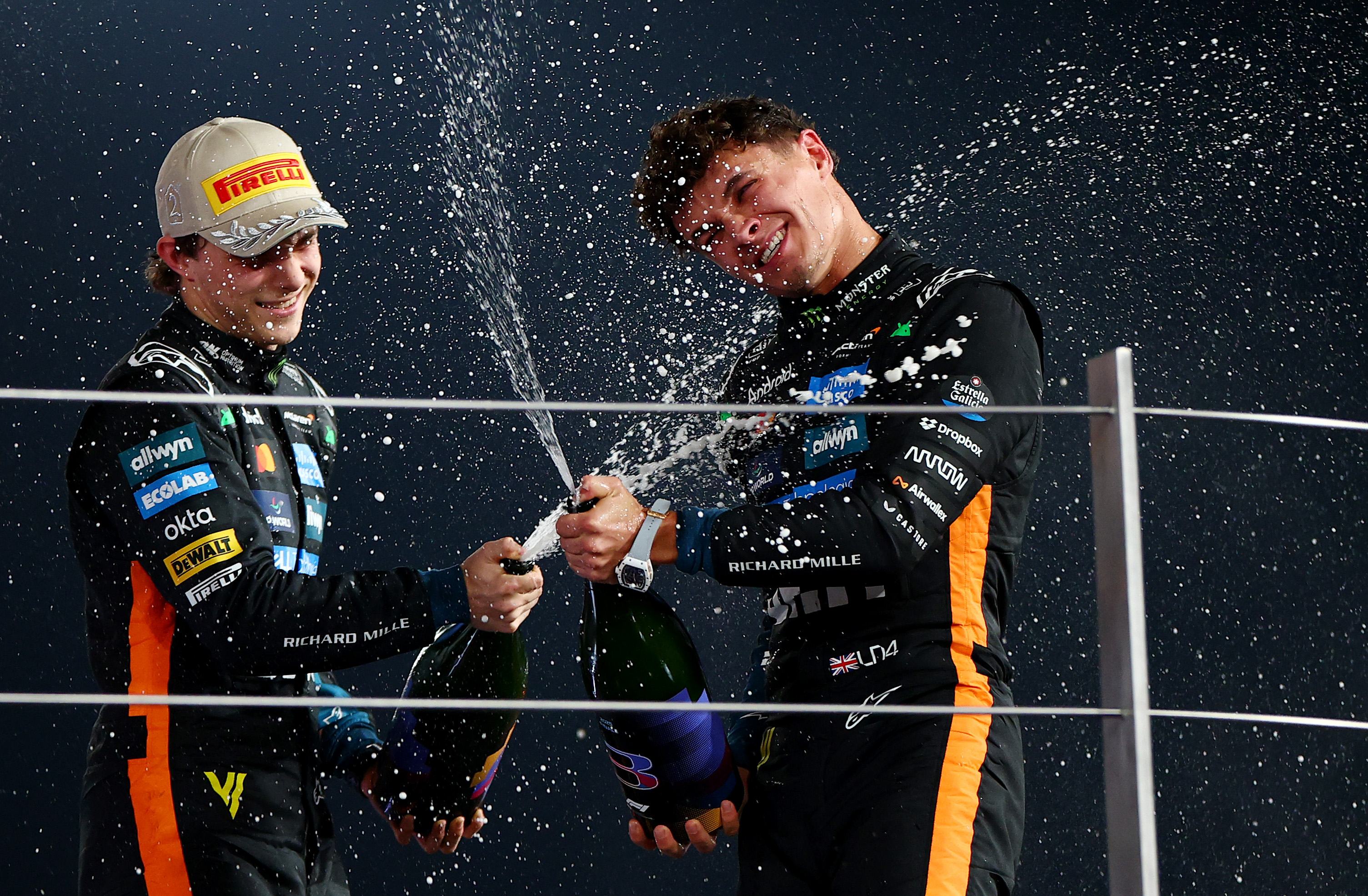 Oscar Piastri célèbre avec Lando Norris après que ce dernier a remporté son premier titre mondial.