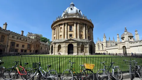 La Bibliothèque Bodleienne sous un ciel bleu.