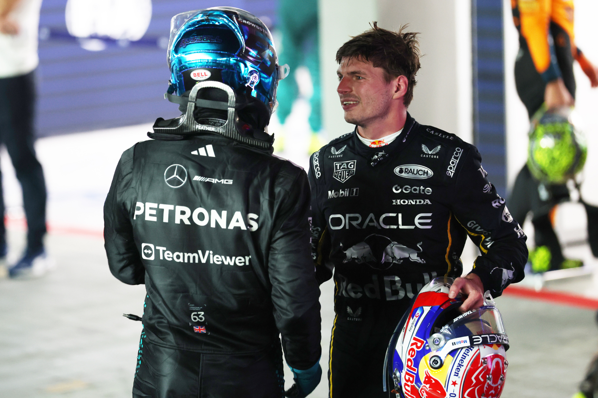 George Russell et Max Verstappen se saluent après le dernier GP de Singapour.