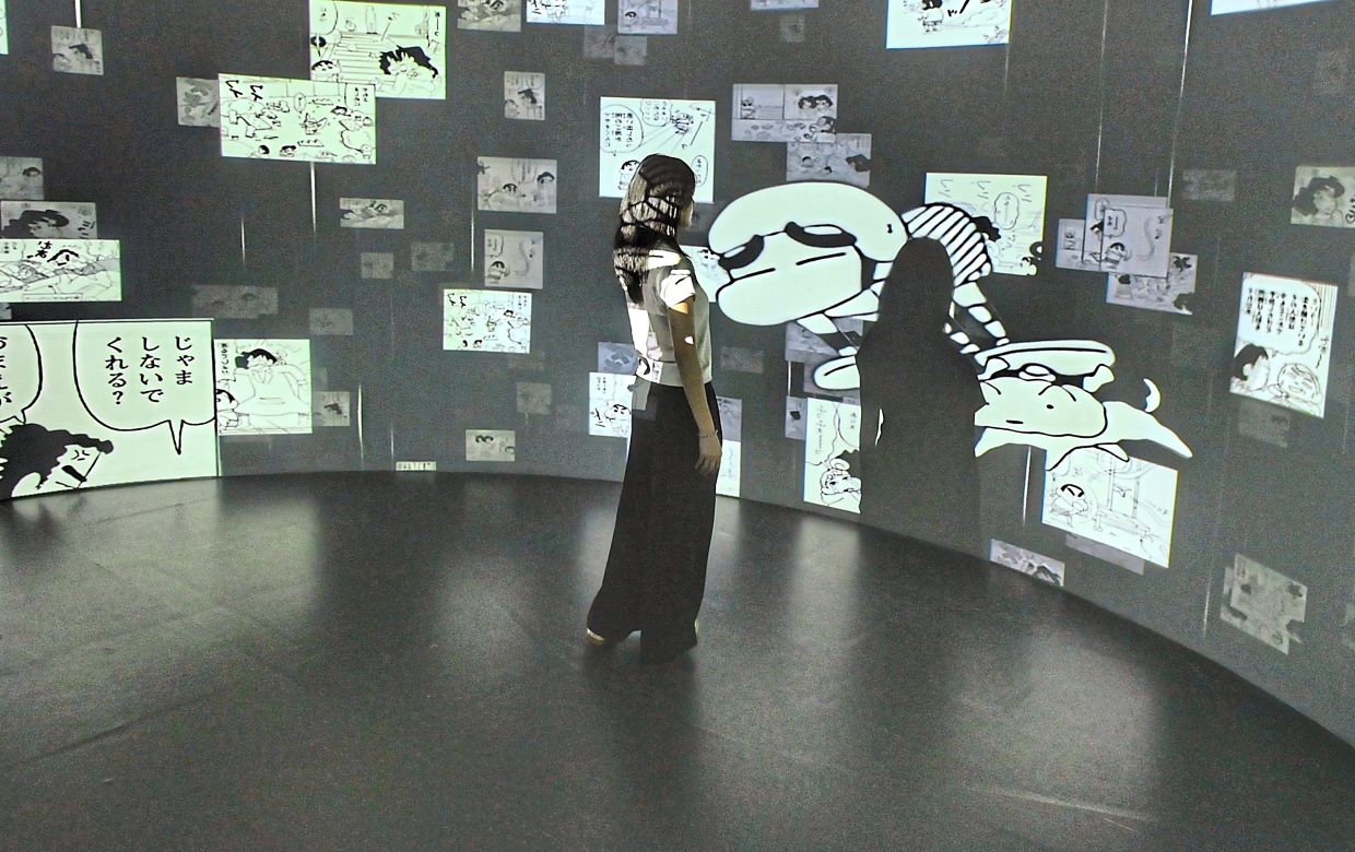 Présentée comme une expérience à parcourir, l'exposition combine des scènes recréées, des projections et des fonctionnalités interactives.