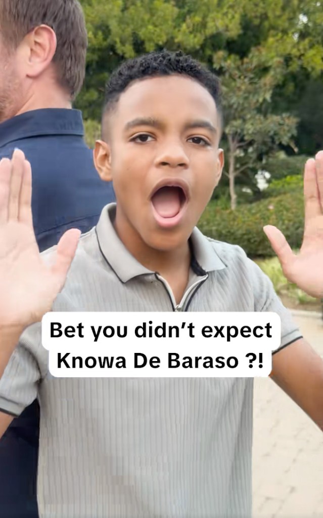 Knowa De Baraso avec une expression surprise et les mains levées.