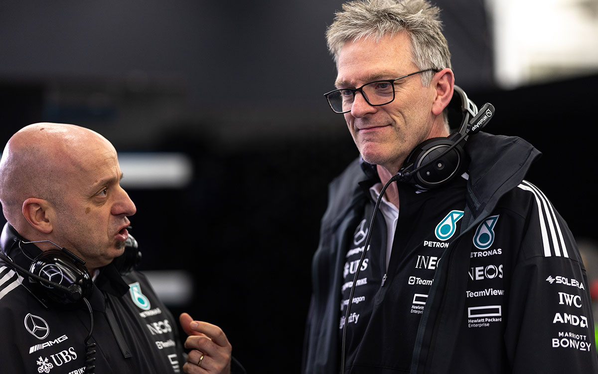 James Allison (directeur technique Mercedes) et Simone Resta lors des essais de pré-saison 2025