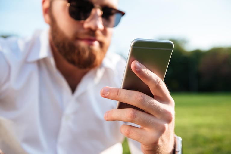 Usar el teléfono sin funda es lo que se viene (Photo: Freepik).