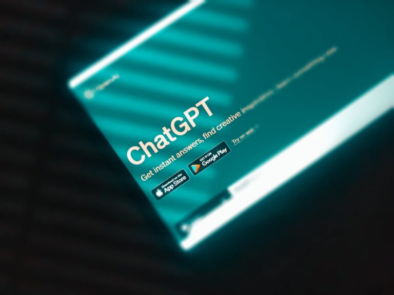 ChatGPT dévoile 2 cryptomonnaies pour transformer 10 $ en 100 $ d'ici 2025 !