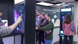 Participants du Forum Européen de Sécurité de TikTok 2025 interagissant avec les outils du Centre de Transparence et de Responsabilité de Dublin.