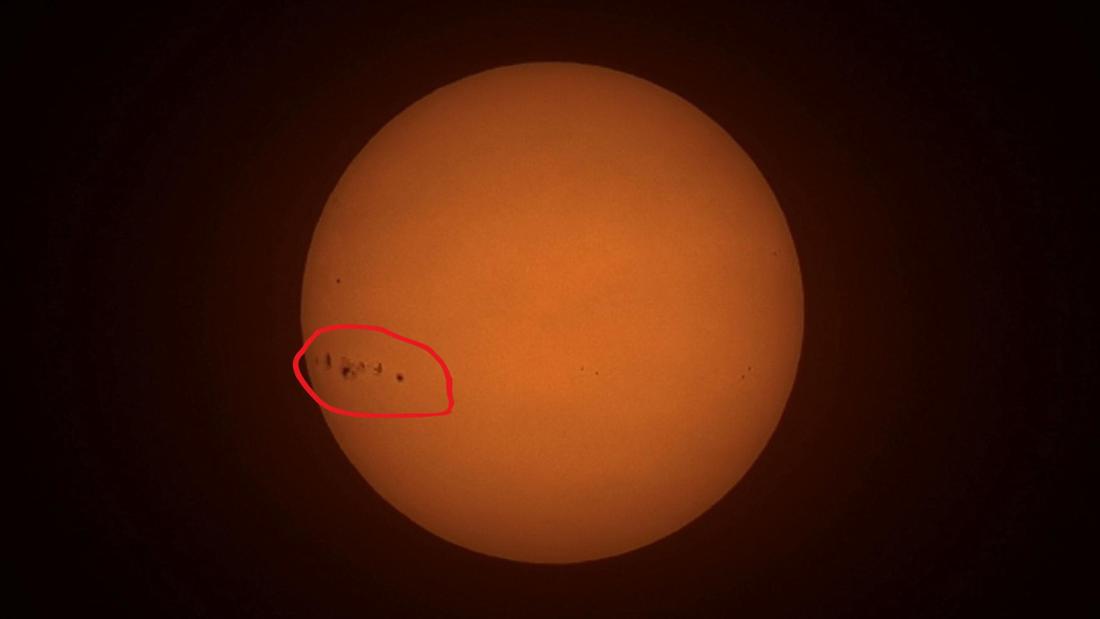 Même avec un petit télescope équipé d'un filtre solaire, les taches solaires sur le côté ouest sont clairement visibles.