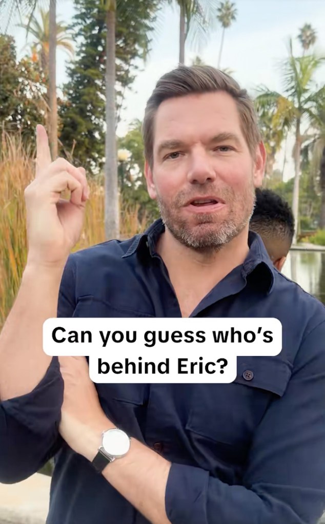 Eric Swalwell pointant avec texte overlay "Peux-tu deviner qui se cache derrière Eric ?"