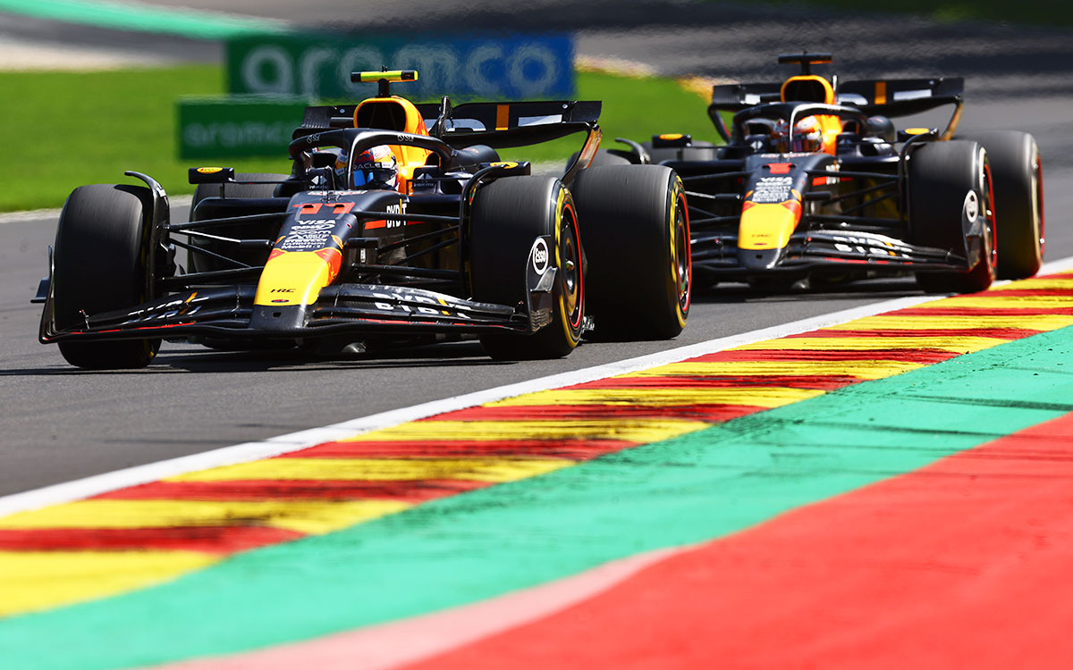 Sergio Pérez (Red Bull) poursuivi par son coéquipier Max Verstappen lors du GP de Belgique 2024