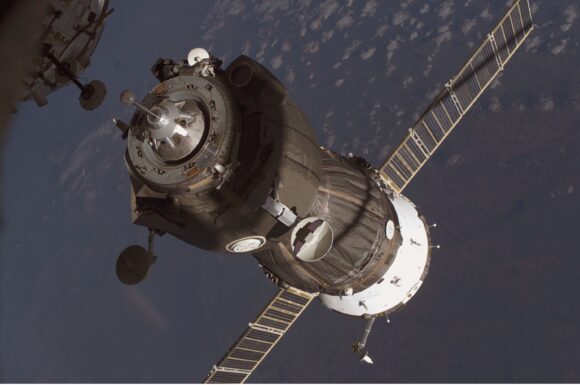Amarrage de la Soyuz TMA-12 avec l'ISS