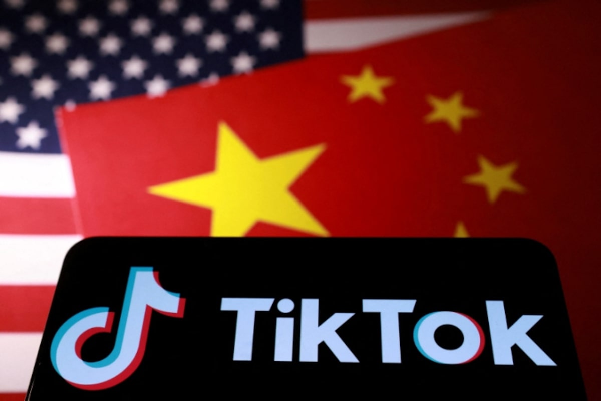 Logo TikTok avec drapeaux de la Chine et des États-Unis