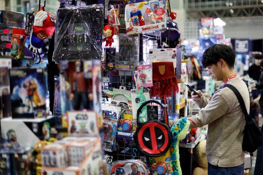 Un visiteur examine des produits à la Tokyo Comic Con 2025 à Chiba.