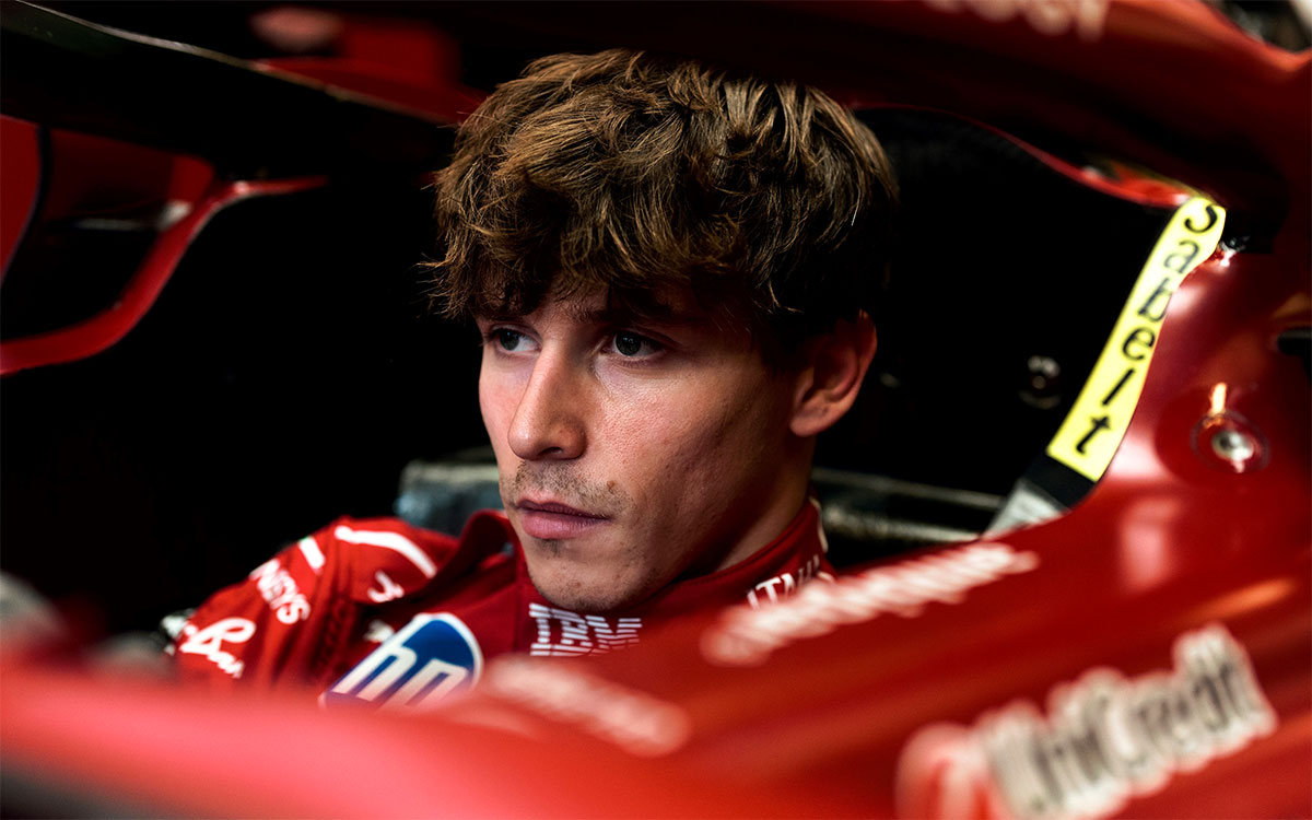 Arthur Leclerc dans le cockpit de la Ferrari SF-25, lors de la journée média du GP d'Abou Dhabi