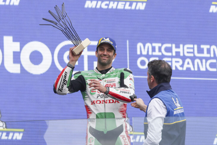 Johann Zarco célébrant sa victoire