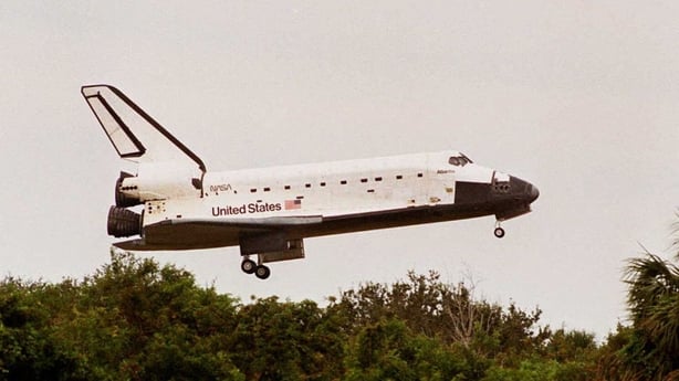 La navette spatiale Atlantis se rapproche de la piste le 20 novembre au Centre spatial Kennedy en Floride