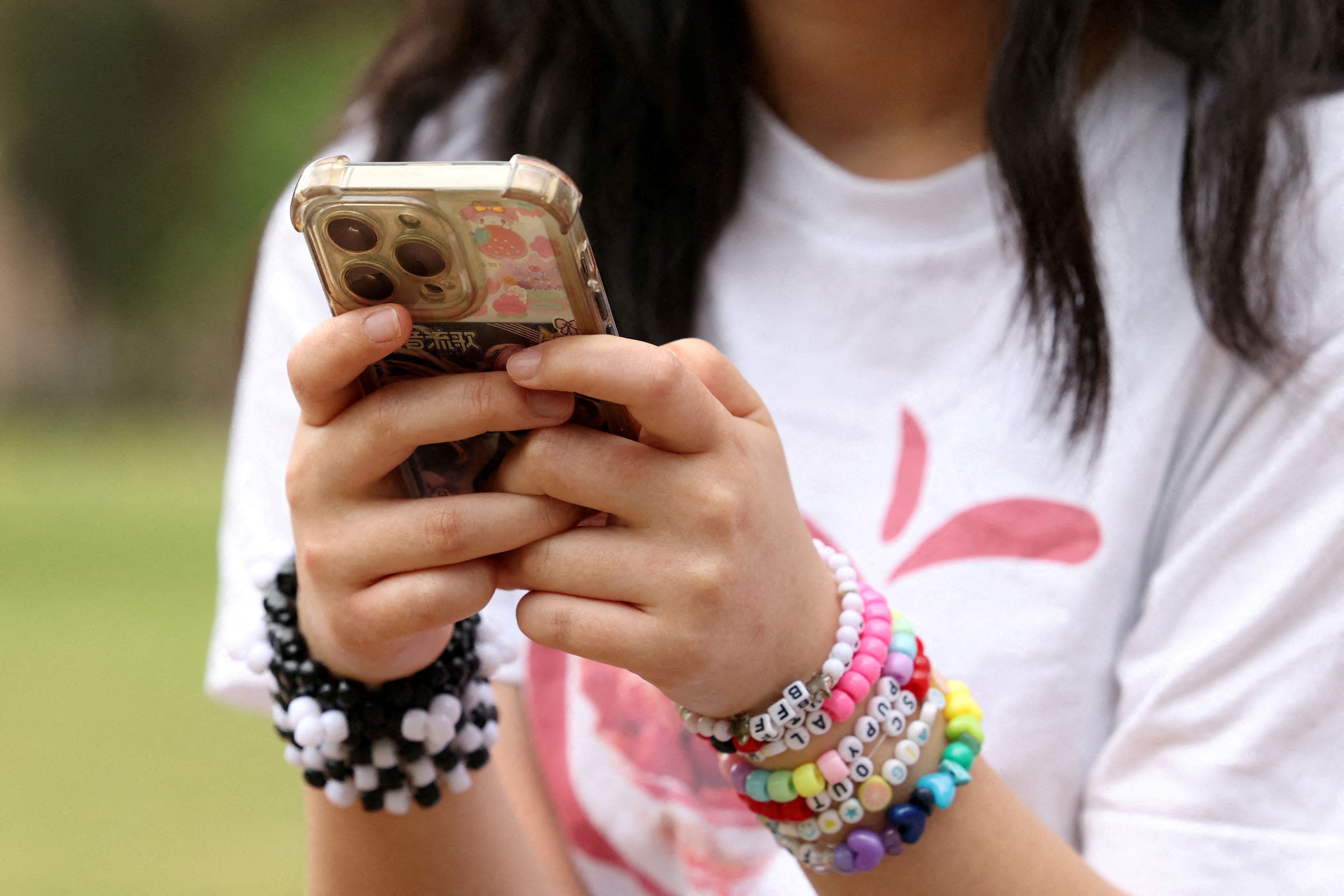 Qui protège les jeunes contre la dépendance aux smartphones?