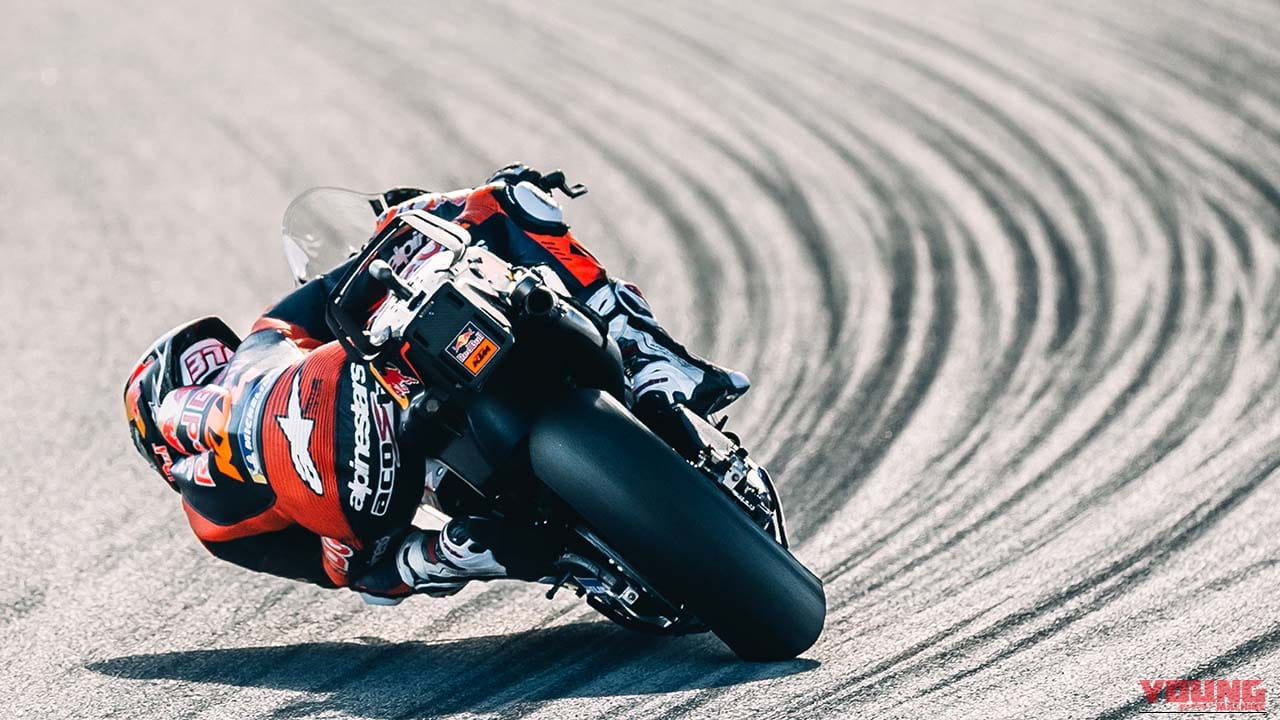 Pedro Acosta sur sa KTM pendant la course