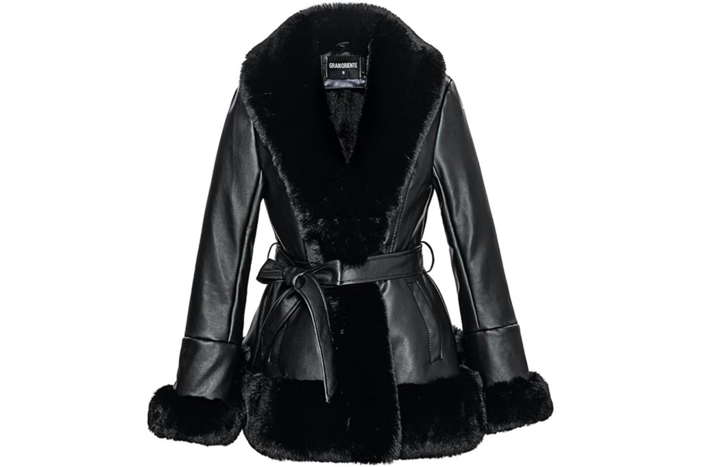 Veste en cuir noir avec doublure en fausse fourrure et taille ceinturée.