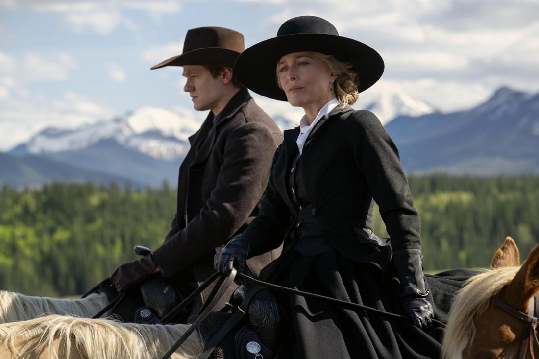Lucas Till et Gillian Anderson dans 'The Abandons'